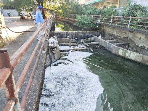 เรื่อง ลงน้ำหมัก EM บริเวณสะพานหลังโรงเรียนมณีไพรสณฑ์ จำนวน 1 ถัง 2,000 ลิตร