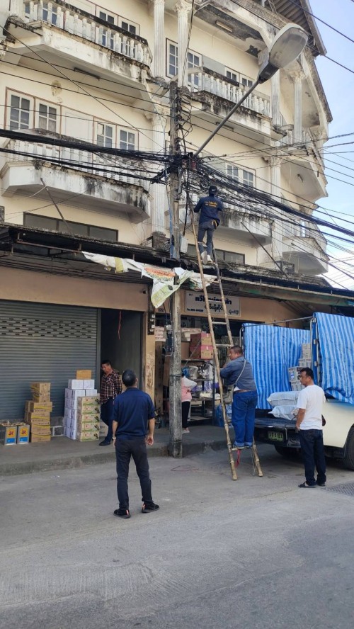 เจ้าหน้าที่กองยุทธศาสตร์และงบประมาณ ดำเนินการตามคำร้องขอติดตั้ง และซ่อมแซมเคเบิ้ลทีวี เพื่อการศึกษาเทศบาลนครแม่สอด