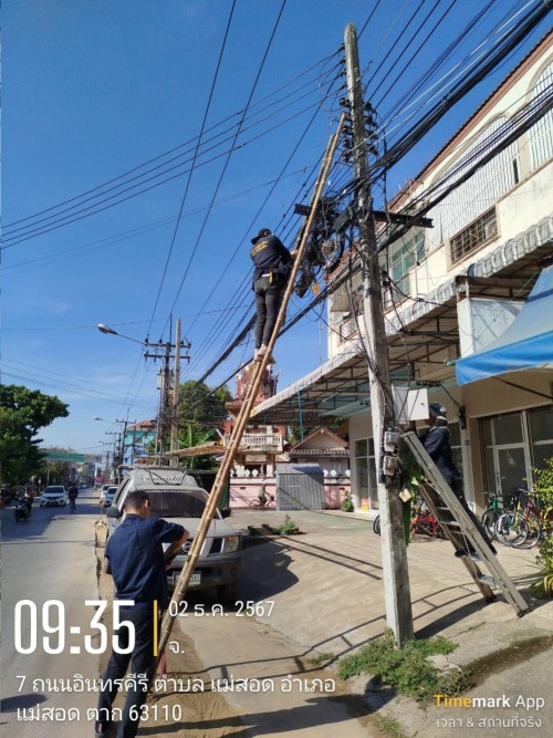 เจ้าหน้าที่กองยุทธศาสตร์และงบประมาณ ดำเนินการตามคำร้องขอติดตั้ง และซ่อมแซมเคเบิ้ลทีวี เพื่อการศึกษาเทศบาลนครแม่สอด