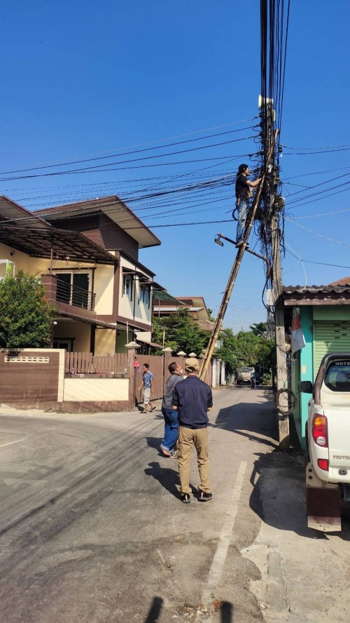 เจ้าหน้าที่กองยุทธศาสตร์และงบประมาณ ดำเนินการตามคำร้องขอติดตั้ง และซ่อมแซมเคเบิ้ลทีวี เพื่อการศึกษาเทศบาลนครแม่สอด