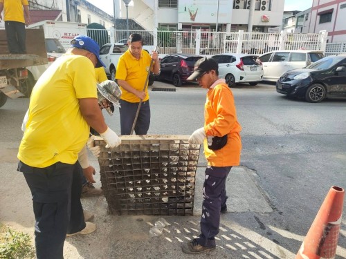 เรื่อง เปลี่ยนฝาท่อระบายน้ำชำรุด บริเวณสามแยกหน้าที่ทำการไปรษณีย์