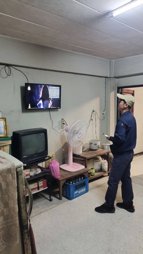 เจ้าหน้าที่กองยุทธศาสตร์และงบประมาณ ดำเนินการตามคำร้องขอติดตั้ง และซ่อมแซมเคเบิ้ลทีวี เพื่อการศึกษาเทศบาลนครแม่สอด