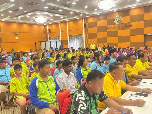 ผู้บริหารเทศบาลนครแม่สอด ให้โอวาทแก่ผู้ฝึกสอนนักกีฬาและนักกีฬา ที่เข้าร่วมการแข่งขันกีฬานักเรียน องค์กรปกครองส่วนท้องถิ่นแห่งประเทศไทย ครั้งที่ 39