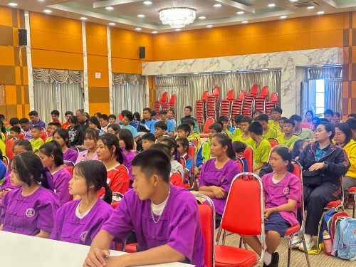 ผู้บริหารเทศบาลนครแม่สอด ให้โอวาทแก่ผู้ฝึกสอนนักกีฬาและนักกีฬา ที่เข้าร่วมการแข่งขันกีฬานักเรียน องค์กรปกครองส่วนท้องถิ่นแห่งประเทศไทย ครั้งที่ 39