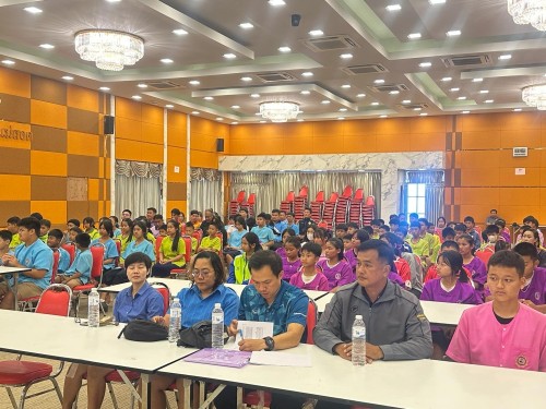 ผู้บริหารเทศบาลนครแม่สอด ให้โอวาทแก่ผู้ฝึกสอนนักกีฬาและนักกีฬา ที่เข้าร่วมการแข่งขันกีฬานักเรียน องค์กรปกครองส่วนท้องถิ่นแห่งประเทศไทย ครั้งที่ 39