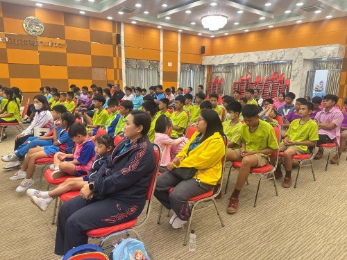 ผู้บริหารเทศบาลนครแม่สอด ให้โอวาทแก่ผู้ฝึกสอนนักกีฬาและนักกีฬา ที่เข้าร่วมการแข่งขันกีฬานักเรียน องค์กรปกครองส่วนท้องถิ่นแห่งประเทศไทย ครั้งที่ 39