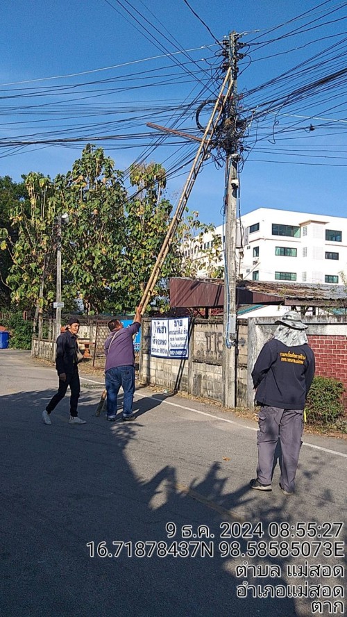 เจ้าหน้าที่กองยุทธศาสตร์และงบประมาณ ดำเนินการตามคำร้องขอติดตั้ง และซ่อมแซมเคเบิ้ลทีวี เพื่อการศึกษาเทศบาลนครแม่สอด