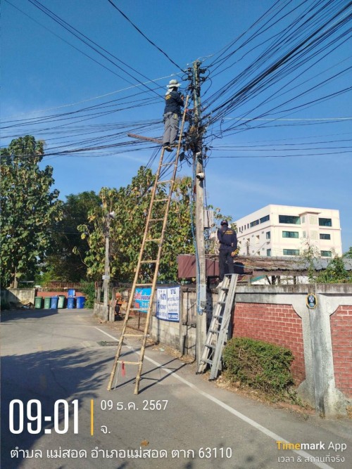 เจ้าหน้าที่กองยุทธศาสตร์และงบประมาณ ดำเนินการตามคำร้องขอติดตั้ง และซ่อมแซมเคเบิ้ลทีวี เพื่อการศึกษาเทศบาลนครแม่สอด