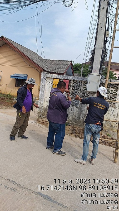 เจ้าหน้าที่กองยุทธศาสตร์และงบประมาณ ดำเนินการตามคำร้องขอติดตั้ง และซ่อมแซมเคเบิ้ลทีวี เพื่อการศึกษาเทศบาลนครแม่สอด