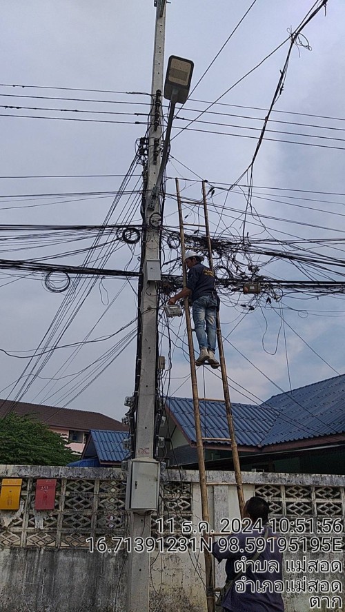 เจ้าหน้าที่กองยุทธศาสตร์และงบประมาณ ดำเนินการตามคำร้องขอติดตั้ง และซ่อมแซมเคเบิ้ลทีวี เพื่อการศึกษาเทศบาลนครแม่สอด