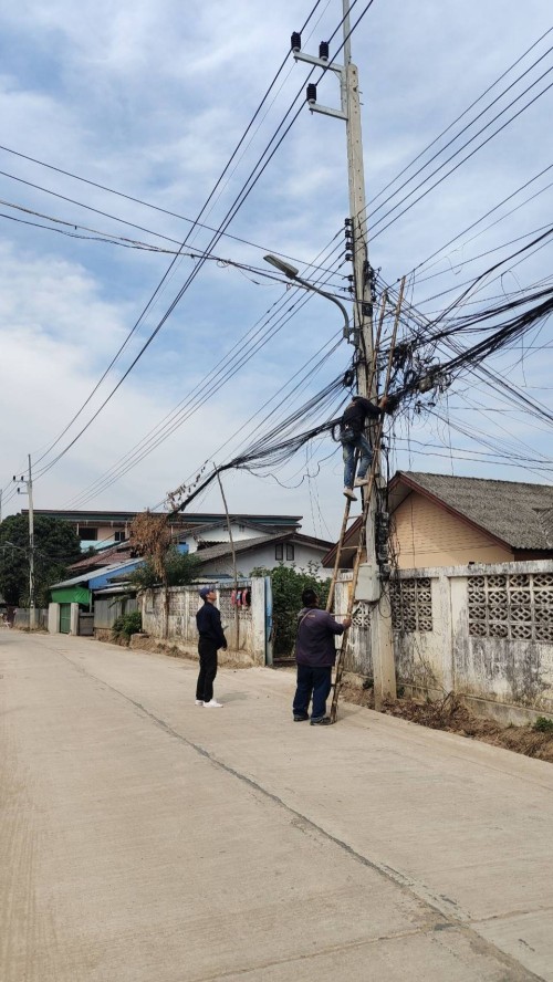 เจ้าหน้าที่กองยุทธศาสตร์และงบประมาณ ดำเนินการตามคำร้องขอติดตั้ง และซ่อมแซมเคเบิ้ลทีวี เพื่อการศึกษาเทศบาลนครแม่สอด
