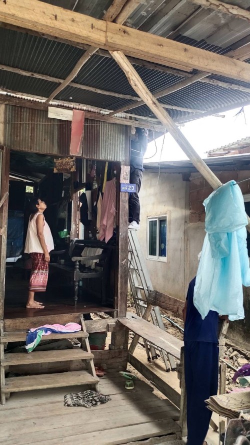 เจ้าหน้าที่กองยุทธศาสตร์และงบประมาณ ดำเนินการตามคำร้องขอติดตั้ง และซ่อมแซมเคเบิ้ลทีวี เพื่อการศึกษาเทศบาลนครแม่สอด