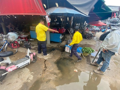 เรื่อง ลอกท่อระบายน้ำ บริเวณสี่แยกร้านขายยา ตลาดพาเจริญ