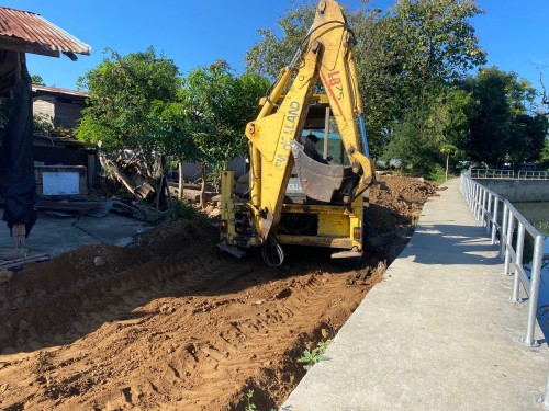 ปรับหน้าดิน บริเวณกำแพงกันดินและทางเข้าศาลพะวอ ชุมชนร่วมแรง