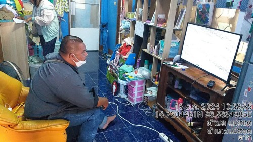 เจ้าหน้าที่กองยุทธศาสตร์และงบประมาณ ดำเนินการตามคำร้องขอติดตั้ง และซ่อมแซมเคเบิ้ลทีวี เพื่อการศึกษาเทศบาลนครแม่สอด