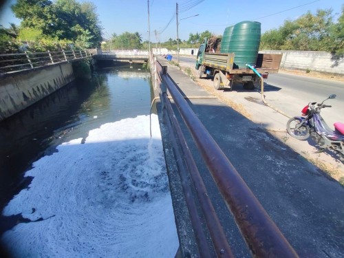 ลงน้ำหมัก EM แก้ปัญหาน้ำเน่าเสียและลดกลิ่นเหม็น จำนวน 4 จุด จุดละ 1,000 ลิตร