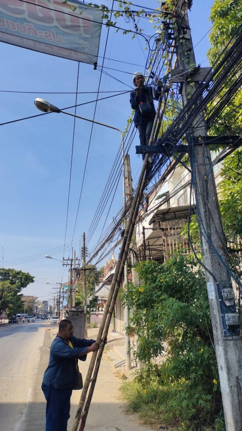 เจ้าหน้าที่กองยุทธศาสตร์และงบประมาณ ดำเนินการตามคำร้องขอติดตั้ง และซ่อมแซมเคเบิ้ลทีวี เพื่อการศึกษาเทศบาลนครแม่สอด