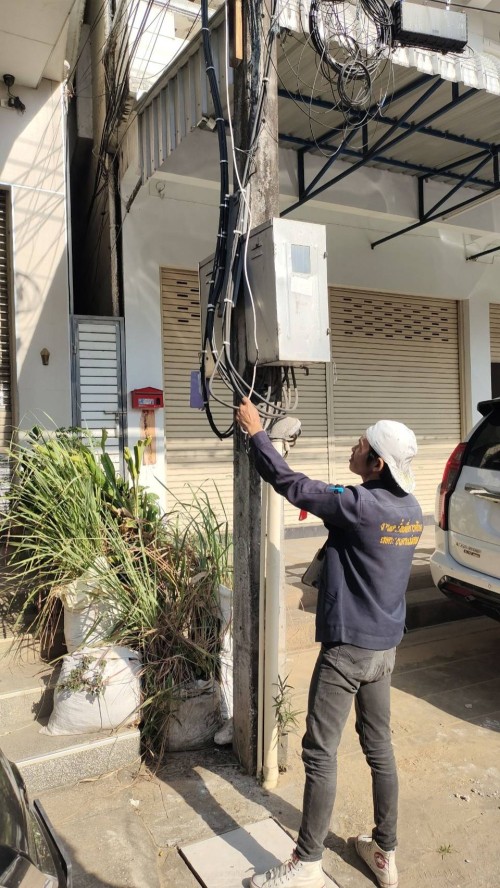 เจ้าหน้าที่กองยุทธศาสตร์และงบประมาณ ดำเนินการตามคำร้องขอติดตั้ง และซ่อมแซมเคเบิ้ลทีวี เพื่อการศึกษาเทศบาลนครแม่สอด