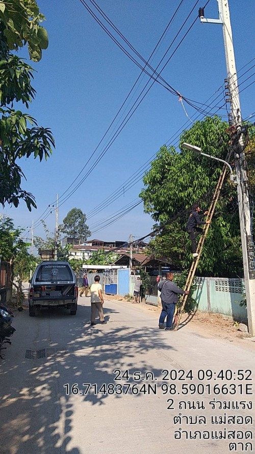 เจ้าหน้าที่กองยุทธศาสตร์และงบประมาณ ดำเนินการตามคำร้องขอติดตั้ง และซ่อมแซมเคเบิ้ลทีวี เพื่อการศึกษาเทศบาลนครแม่สอด