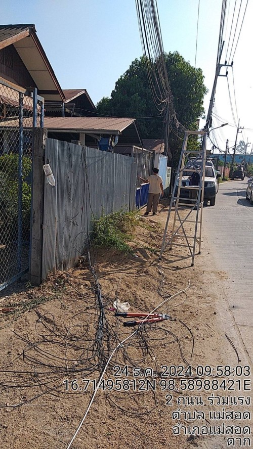 เจ้าหน้าที่กองยุทธศาสตร์และงบประมาณ ดำเนินการตามคำร้องขอติดตั้ง และซ่อมแซมเคเบิ้ลทีวี เพื่อการศึกษาเทศบาลนครแม่สอด