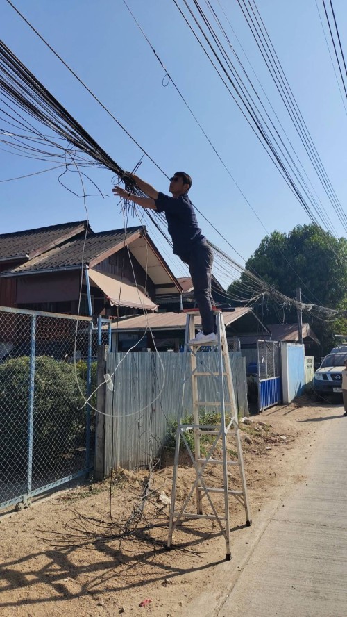 เจ้าหน้าที่กองยุทธศาสตร์และงบประมาณ ดำเนินการตามคำร้องขอติดตั้ง และซ่อมแซมเคเบิ้ลทีวี เพื่อการศึกษาเทศบาลนครแม่สอด