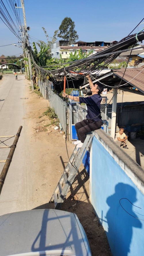 เจ้าหน้าที่กองยุทธศาสตร์และงบประมาณ ดำเนินการตามคำร้องขอติดตั้ง และซ่อมแซมเคเบิ้ลทีวี เพื่อการศึกษาเทศบาลนครแม่สอด