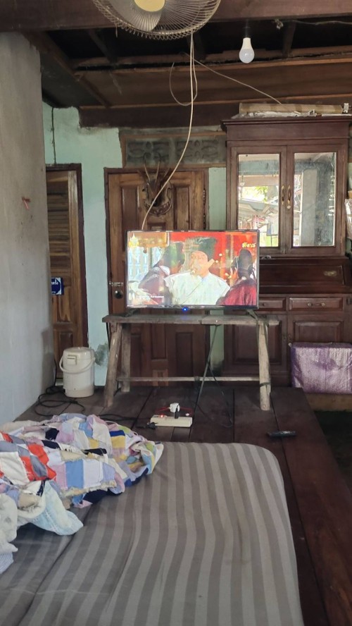 เจ้าหน้าที่กองยุทธศาสตร์และงบประมาณ ดำเนินการตามคำร้องขอติดตั้ง และซ่อมแซมเคเบิ้ลทีวี เพื่อการศึกษาเทศบาลนครแม่สอด