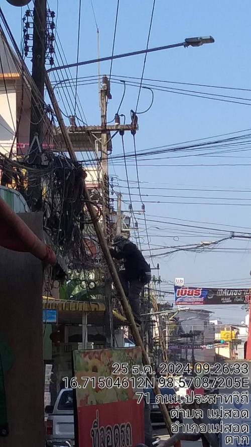 เจ้าหน้าที่กองยุทธศาสตร์และงบประมาณ ดำเนินการตามคำร้องขอติดตั้ง และซ่อมแซมเคเบิ้ลทีวี เพื่อการศึกษาเทศบาลนครแม่สอด