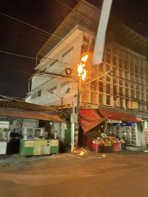 เจ้าหน้าที่กองยุทธศาสตร์และงบประมาณ ดำเนินการตามคำร้องขอติดตั้ง และซ่อมแซมเคเบิ้ลทีวี เพื่อการศึกษาเทศบาลนครแม่สอด