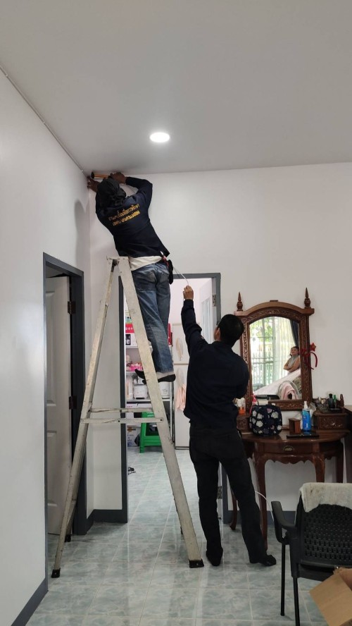 เจ้าหน้าที่กองยุทธศาสตร์และงบประมาณ ดำเนินการตามคำร้องขอติดตั้ง และซ่อมแซมเคเบิ้ลทีวี เพื่อการศึกษาเทศบาลนครแม่สอด