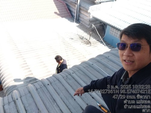 เจ้าหน้าที่กองยุทธศาสตร์และงบประมาณ ดำเนินการตามคำร้องขอติดตั้ง และซ่อมแซมเคเบิ้ลทีวี เพื่อการศึกษาเทศบาลนครแม่สอด