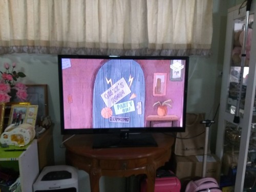 เจ้าหน้าที่กองยุทธศาสตร์และงบประมาณ ดำเนินการตามคำร้องขอติดตั้ง และซ่อมแซมเคเบิ้ลทีวี เพื่อการศึกษาเทศบาลนครแม่สอด