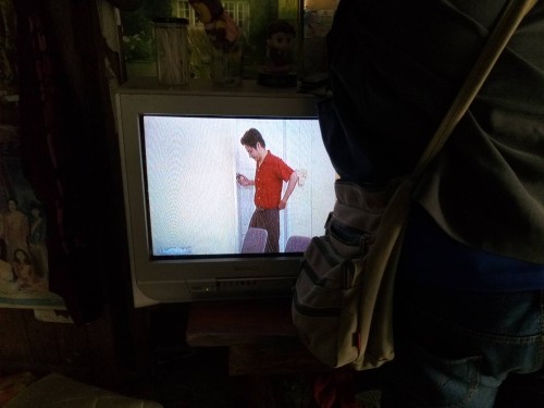 เจ้าหน้าที่กองยุทธศาสตร์และงบประมาณ ดำเนินการตามคำร้องขอติดตั้ง และซ่อมแซมเคเบิ้ลทีวี เพื่อการศึกษาเทศบาลนครแม่สอด