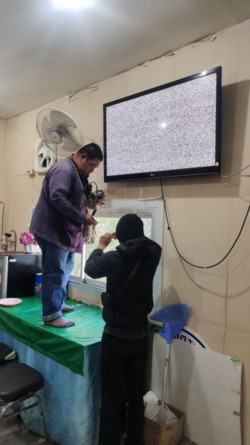 เจ้าหน้าที่กองยุทธศาสตร์และงบประมาณ ดำเนินการตามคำร้องขอติดตั้ง และซ่อมแซมเคเบิ้ลทีวี เพื่อการศึกษาเทศบาลนครแม่สอด