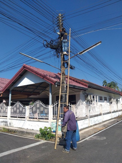 เจ้าหน้าที่กองยุทธศาสตร์และงบประมาณ ดำเนินการตามคำร้องขอติดตั้ง และซ่อมแซมเคเบิ้ลทีวี เพื่อการศึกษาเทศบาลนครแม่สอด