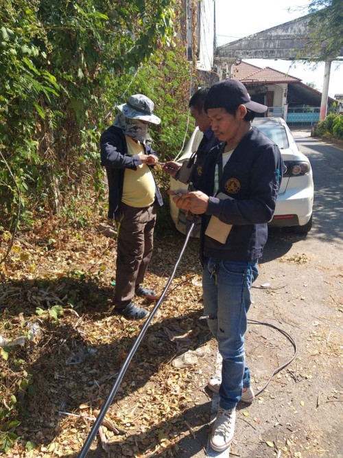 เจ้าหน้าที่กองยุทธศาสตร์และงบประมาณ ดำเนินการตามคำร้องขอติดตั้ง และซ่อมแซมเคเบิ้ลทีวี เพื่อการศึกษาเทศบาลนครแม่สอด