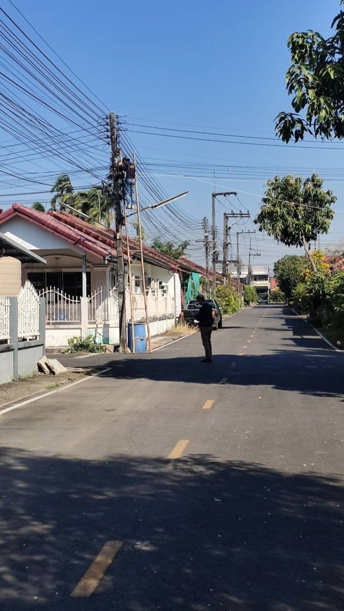 เจ้าหน้าที่กองยุทธศาสตร์และงบประมาณ ดำเนินการตามคำร้องขอติดตั้ง และซ่อมแซมเคเบิ้ลทีวี เพื่อการศึกษาเทศบาลนครแม่สอด