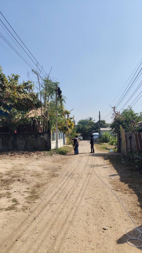 เจ้าหน้าที่กองยุทธศาสตร์และงบประมาณ ดำเนินการตามคำร้องขอติดตั้ง และซ่อมแซมเคเบิ้ลทีวี เพื่อการศึกษาเทศบาลนครแม่สอด