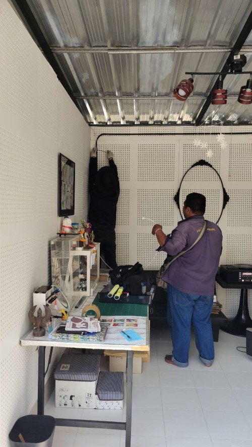 เจ้าหน้าที่กองยุทธศาสตร์และงบประมาณ ดำเนินการตามคำร้องขอติดตั้ง และซ่อมแซมเคเบิ้ลทีวี เพื่อการศึกษาเทศบาลนครแม่สอด