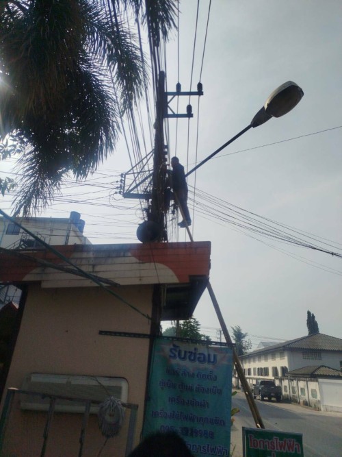 เจ้าหน้าที่กองยุทธศาสตร์และงบประมาณ ดำเนินการตามคำร้องขอติดตั้ง และซ่อมแซมเคเบิ้ลทีวี เพื่อการศึกษาเทศบาลนครแม่สอด