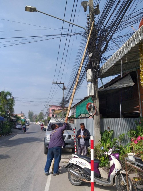 เจ้าหน้าที่กองยุทธศาสตร์และงบประมาณ ดำเนินการตามคำร้องขอติดตั้ง และซ่อมแซมเคเบิ้ลทีวี เพื่อการศึกษาเทศบาลนครแม่สอด