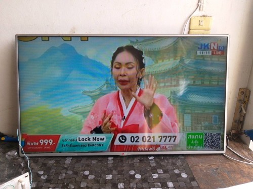 เจ้าหน้าที่กองยุทธศาสตร์และงบประมาณ ดำเนินการตามคำร้องขอติดตั้ง และซ่อมแซมเคเบิ้ลทีวี เพื่อการศึกษาเทศบาลนครแม่สอด