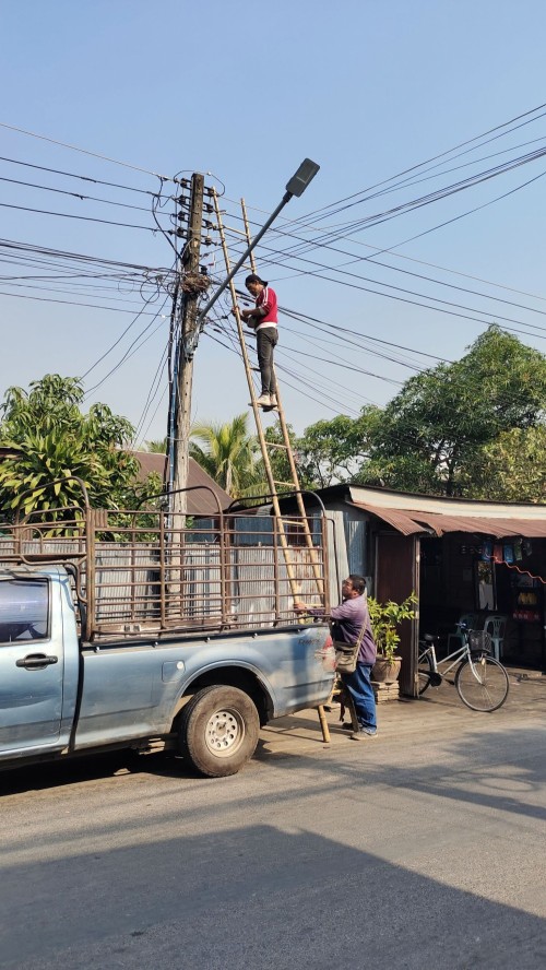 เจ้าหน้าที่กองยุทธศาสตร์และงบประมาณ ดำเนินการตามคำร้องขอติดตั้ง และซ่อมแซมเคเบิ้ลทีวี เพื่อการศึกษาเทศบาลนครแม่สอด