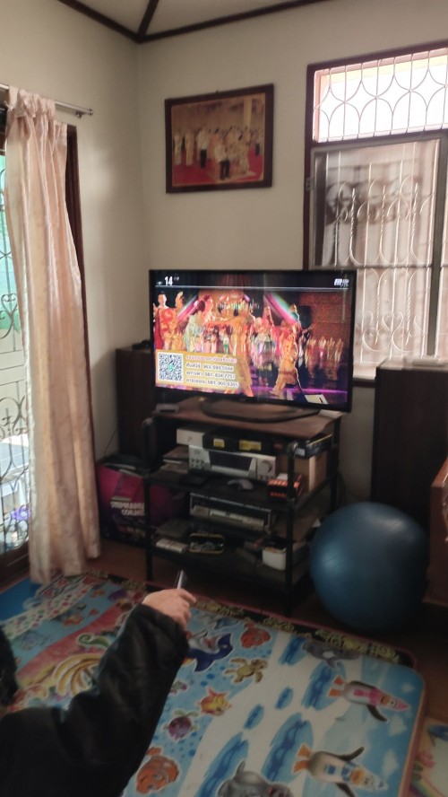 เจ้าหน้าที่กองยุทธศาสตร์และงบประมาณ ดำเนินการตามคำร้องขอติดตั้ง และซ่อมแซมเคเบิ้ลทีวี เพื่อการศึกษาเทศบาลนครแม่สอด