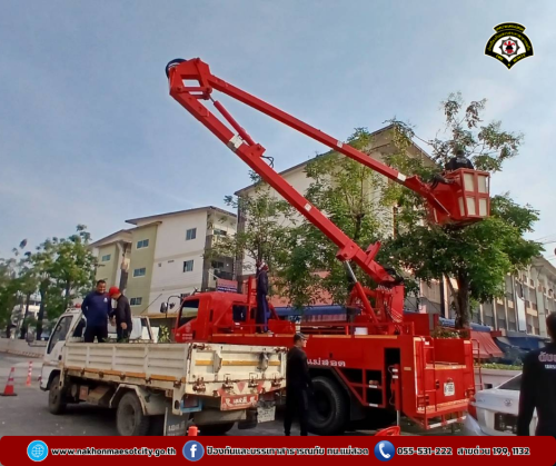 ดับเพลิงนครแม่สอด ออกดำเนินการตัดต้นไม้ บังทัศนวิสัย บริเวณหน้าโรงพยาบาลแม่สอด-ราม