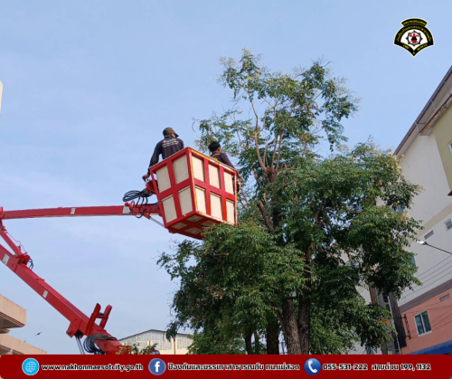 ดับเพลิงนครแม่สอด ออกดำเนินการตัดต้นไม้ บังทัศนวิสัย บริเวณหน้าโรงพยาบาลแม่สอด-ราม