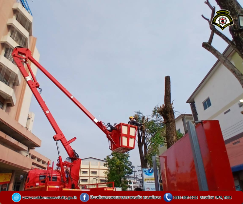 ดับเพลิงนครแม่สอด ออกดำเนินการตัดต้นไม้ บังทัศนวิสัย บริเวณหน้าโรงพยาบาลแม่สอด-ราม