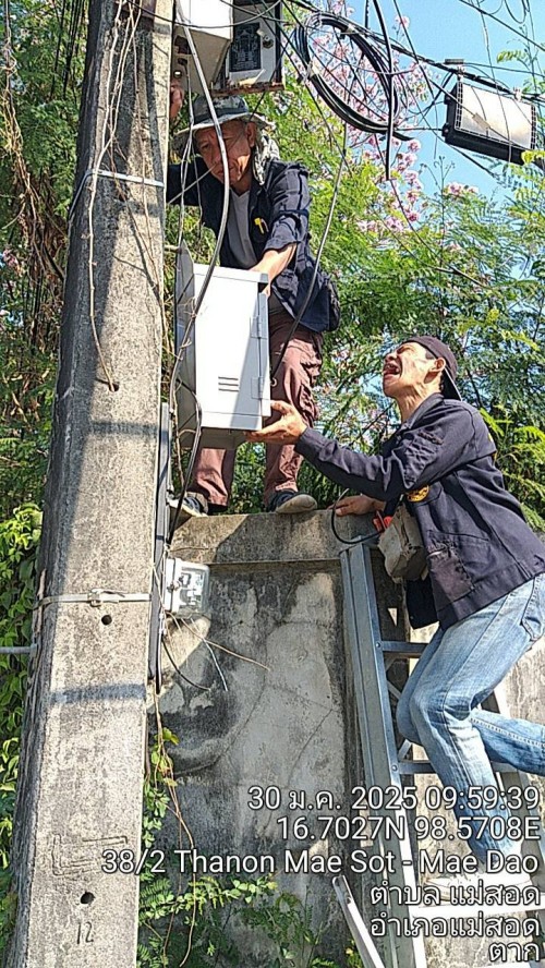เจ้าหน้าที่กองยุทธศาสตร์และงบประมาณ ดำเนินการตามคำร้องขอติดตั้ง และซ่อมแซมเคเบิ้ลทีวี เพื่อการศึกษาเทศบาลนครแม่สอด