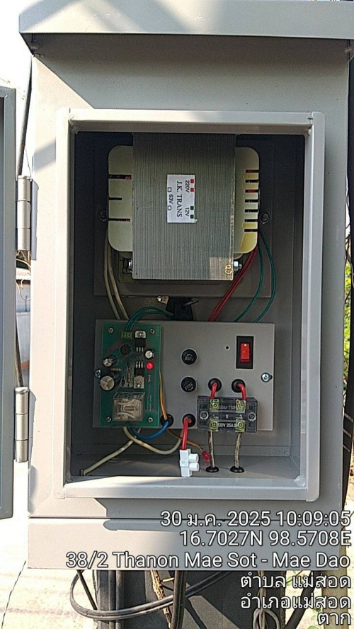 เจ้าหน้าที่กองยุทธศาสตร์และงบประมาณ ดำเนินการตามคำร้องขอติดตั้ง และซ่อมแซมเคเบิ้ลทีวี เพื่อการศึกษาเทศบาลนครแม่สอด