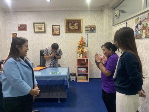 มอบของขวัญสวัสดีปีใหม่ให้แก่แม่บ้านกองสวัสดิการสังคม